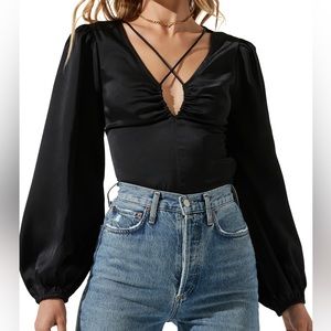 NWT Astr the Label Satin Keyhole Cutout Top